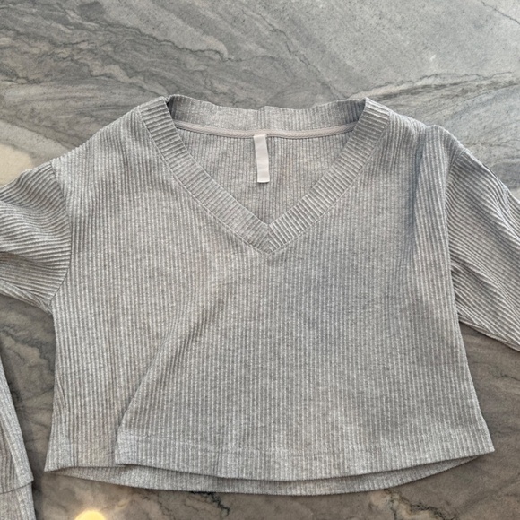 ALO Muse Ribbed V-Neck Sweater (Small) - Picture 6 of 6